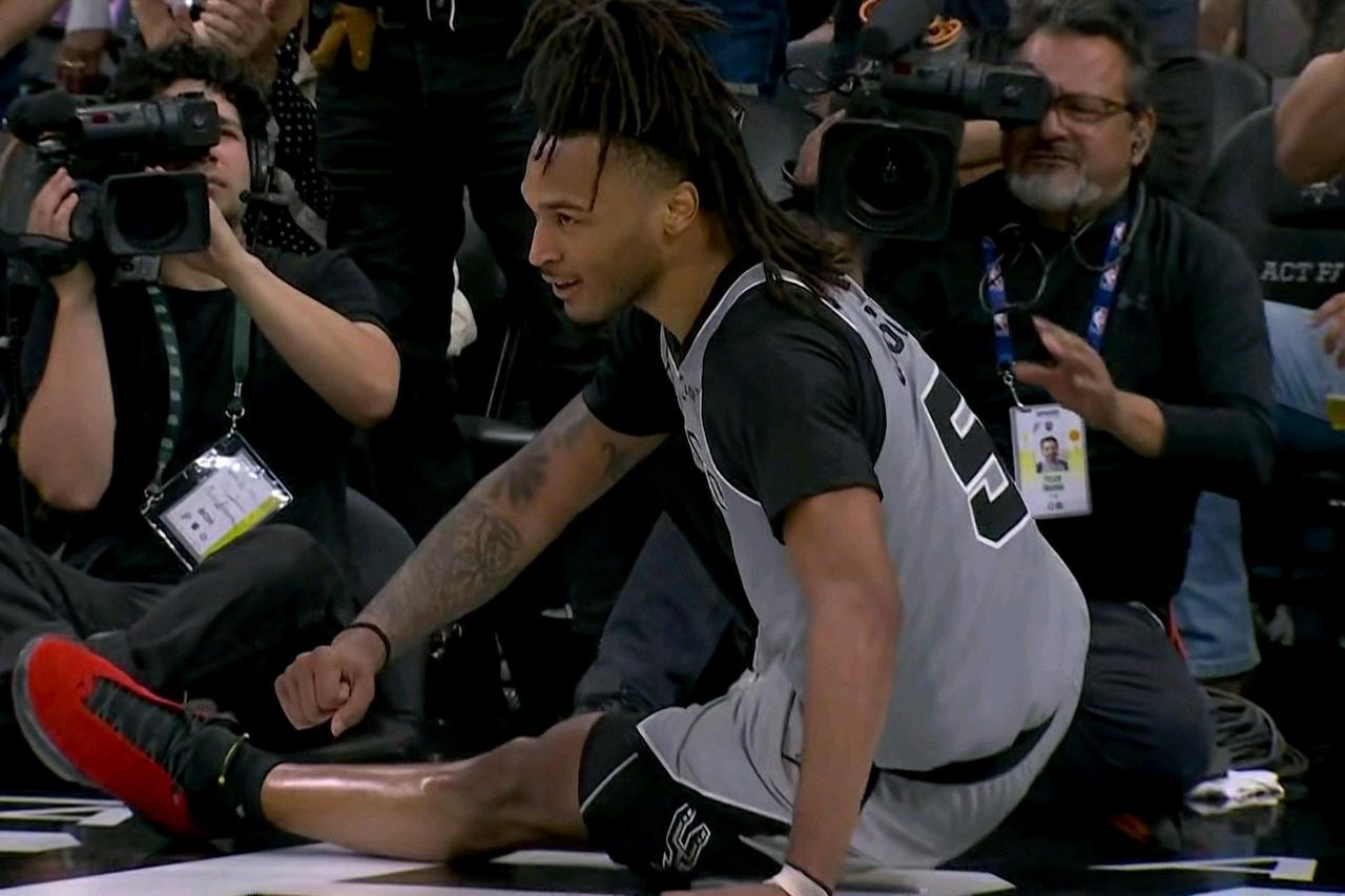 马刺新版战神卡诞生了！卡斯尔啥数据表现能让状元弗拉格郁闷而已，让文班亚马甘当