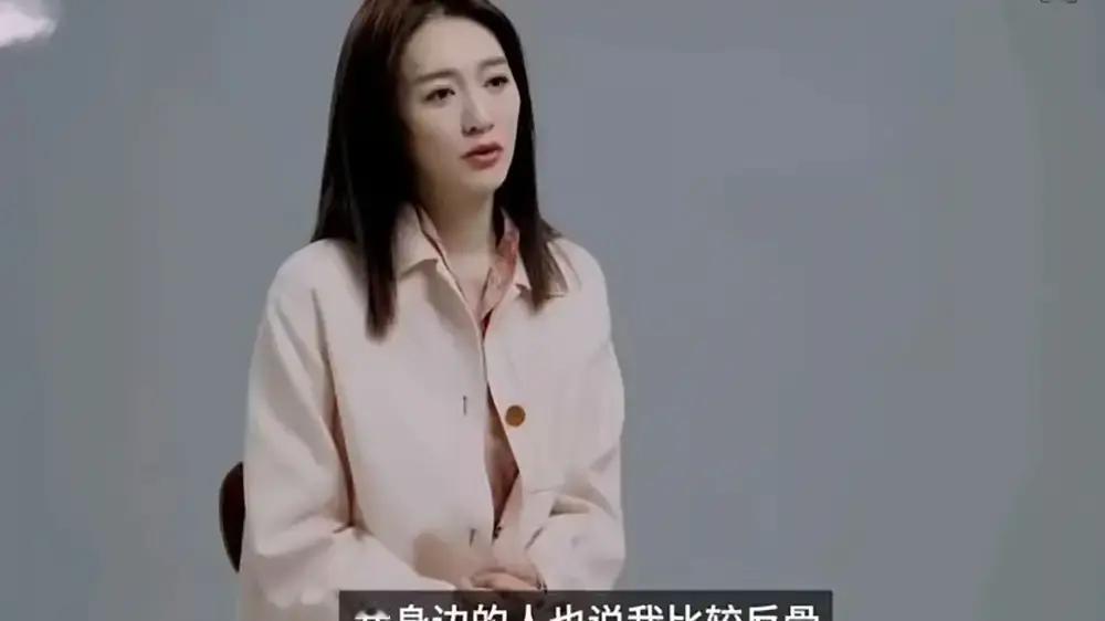 李小冉在乘风2026直接开麦，说自己唱跳全废，就剩一张脸能看，弹幕瞬间安静。