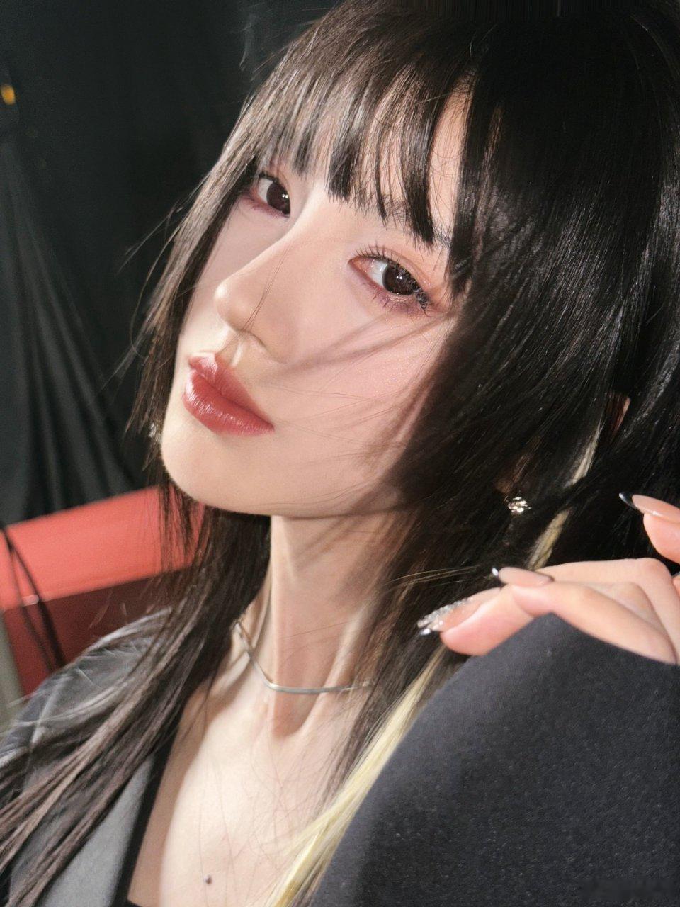 鞠婧祎挑染公主切十宫格plog依然稳定发挥的美貌鞠