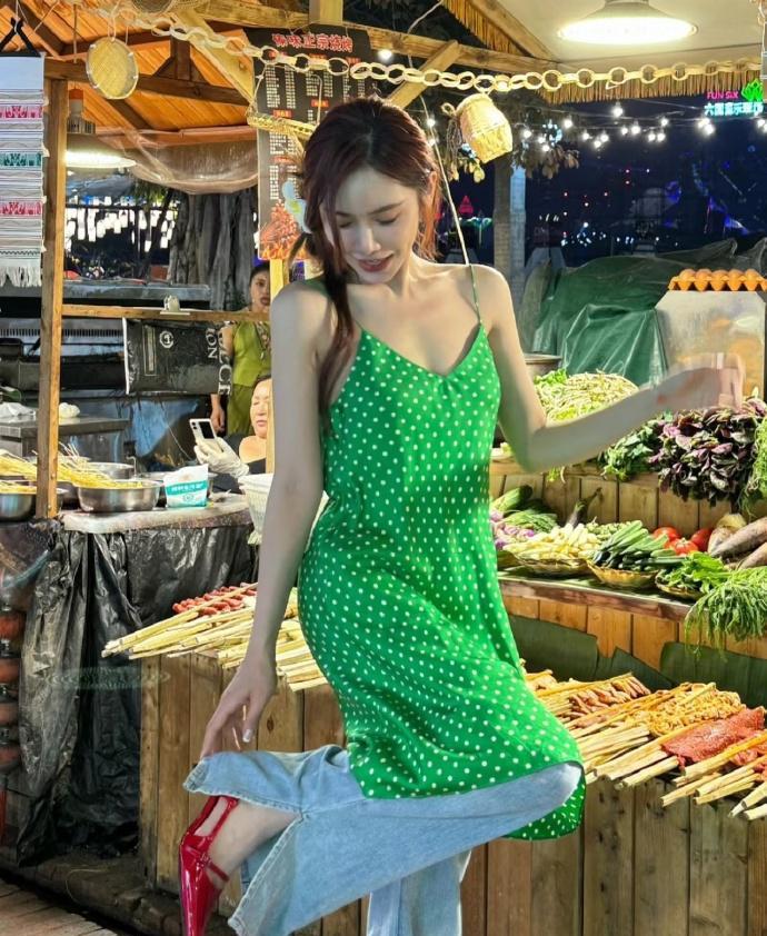 一觉醒来，王楚钦又占据了热搜榜首，原因竟是一位名为美娜的女士。这则消息迅速传
