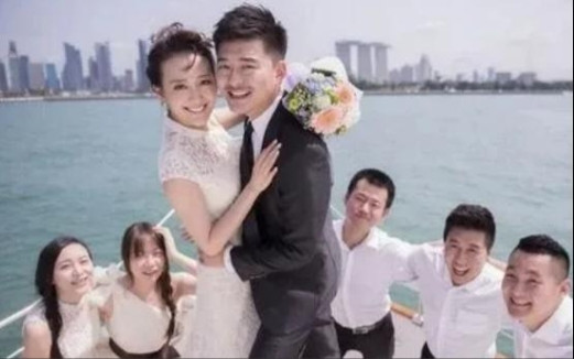 2013年，王鸥和演员张戈准备结婚，两人贴面热吻，把婚纱照也拍好了，请帖也发给了