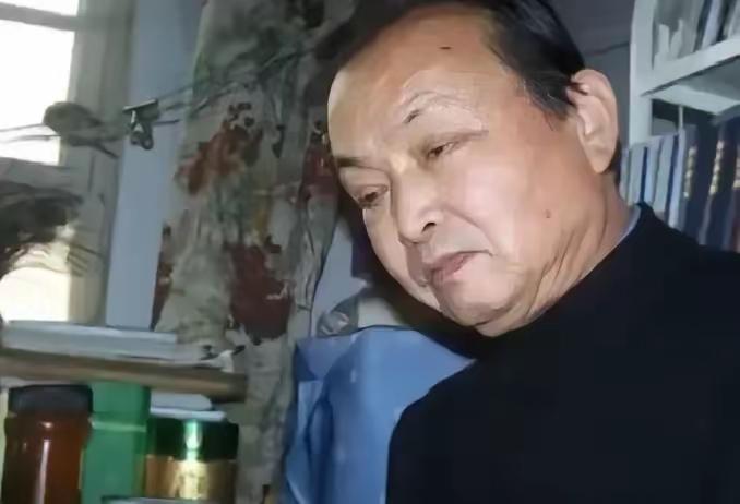 2004年12月，金三角贩毒集团的一名卧底警察在经过海关时突然被拦下。那人低声说