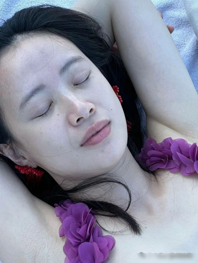 当年《白鹿原》拍了俩月，四十多场戏，张嘉译直接把她换了。换人理由传得很邪乎：迟到，改词，跟老演员顶牛