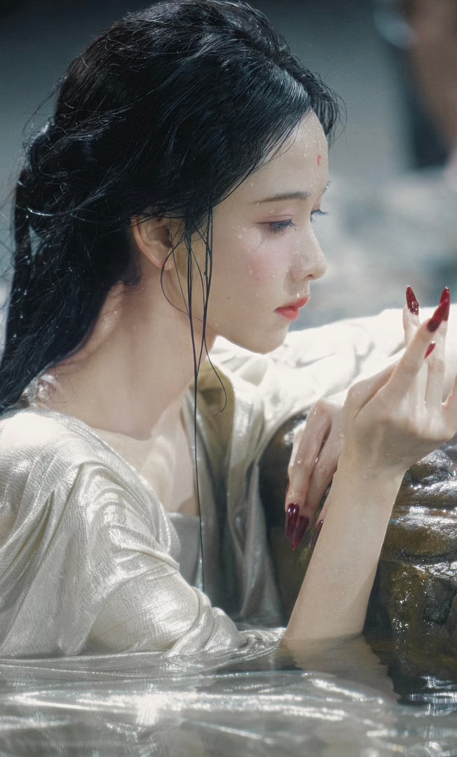 陈都灵美商原来雾妄言的惊艳造型还有陈都灵的功劳，她会明确提出“稍微包一点耳朵”