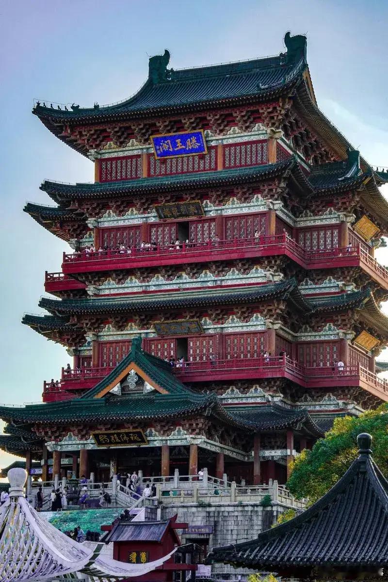 外国人来南昌打卡地标要先学背古诗南昌滕王阁遇到了最懂他的外国人站在滕王阁的飞檐