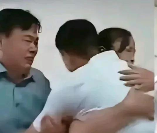 寻亲直播带货的恶果真的显现了！近日，被抢22年失踪的姚一飞找到了，各大媒体铺