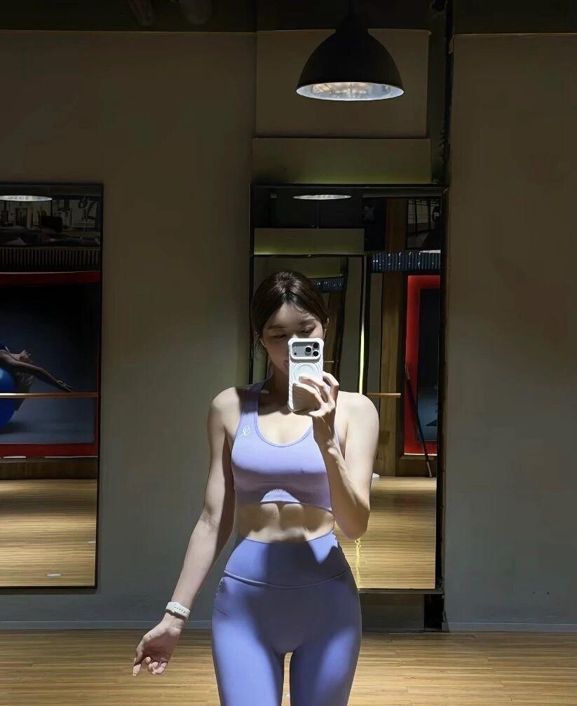 元气满满的一天从运动开始！💪🏋️‍♀️瑜伽体式倒立，大臂内旋还是外旋三伏天