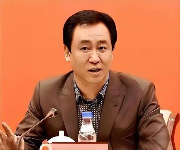 一纸判决，许家印从首富沦为阶下囚，这场闹剧落幕了，可麻烦却远没有结束，留给社会的