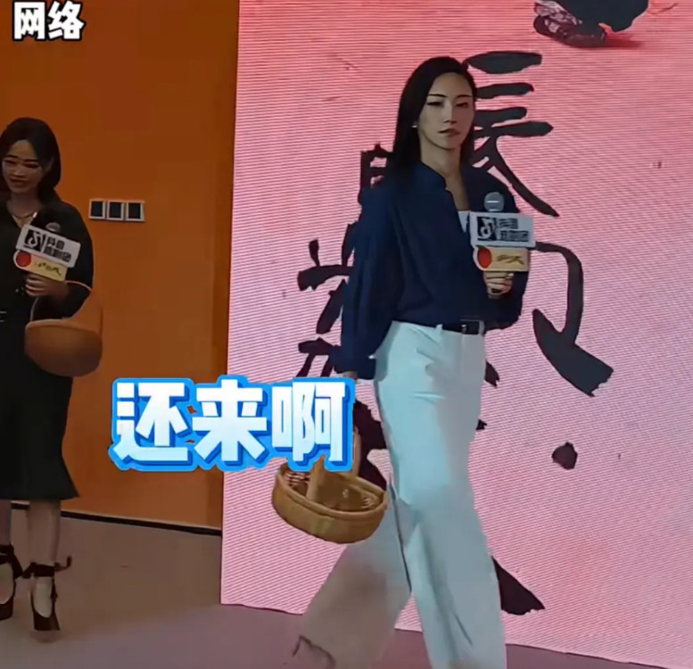 那尔那茜线下活动被骂？只能说，下面喊话这女的，真勇啊！小岳岳在旁边陪着笑，不知道