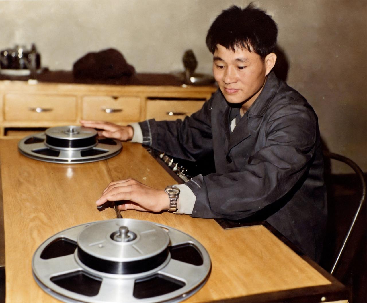 这是过去的农村与城市放映员。当年，不论在城市还是在农村，放映员都是令人非常羡慕的