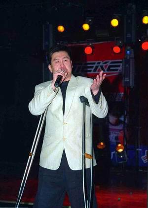 郑智化机场风波：纠结“过分解读”，不如看见真问题郑智化一句“连滚带爬”，把