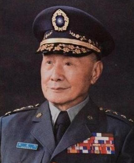 1943年，黄维见军粮发霉还掺着砂石，给何应钦的办公室寄去了一袋。何应钦大怒，派