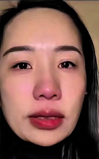 结婚四年，晓雯的例假终于迟迟未至，验孕棒上的两道杠，让她心里五味杂陈。她揣