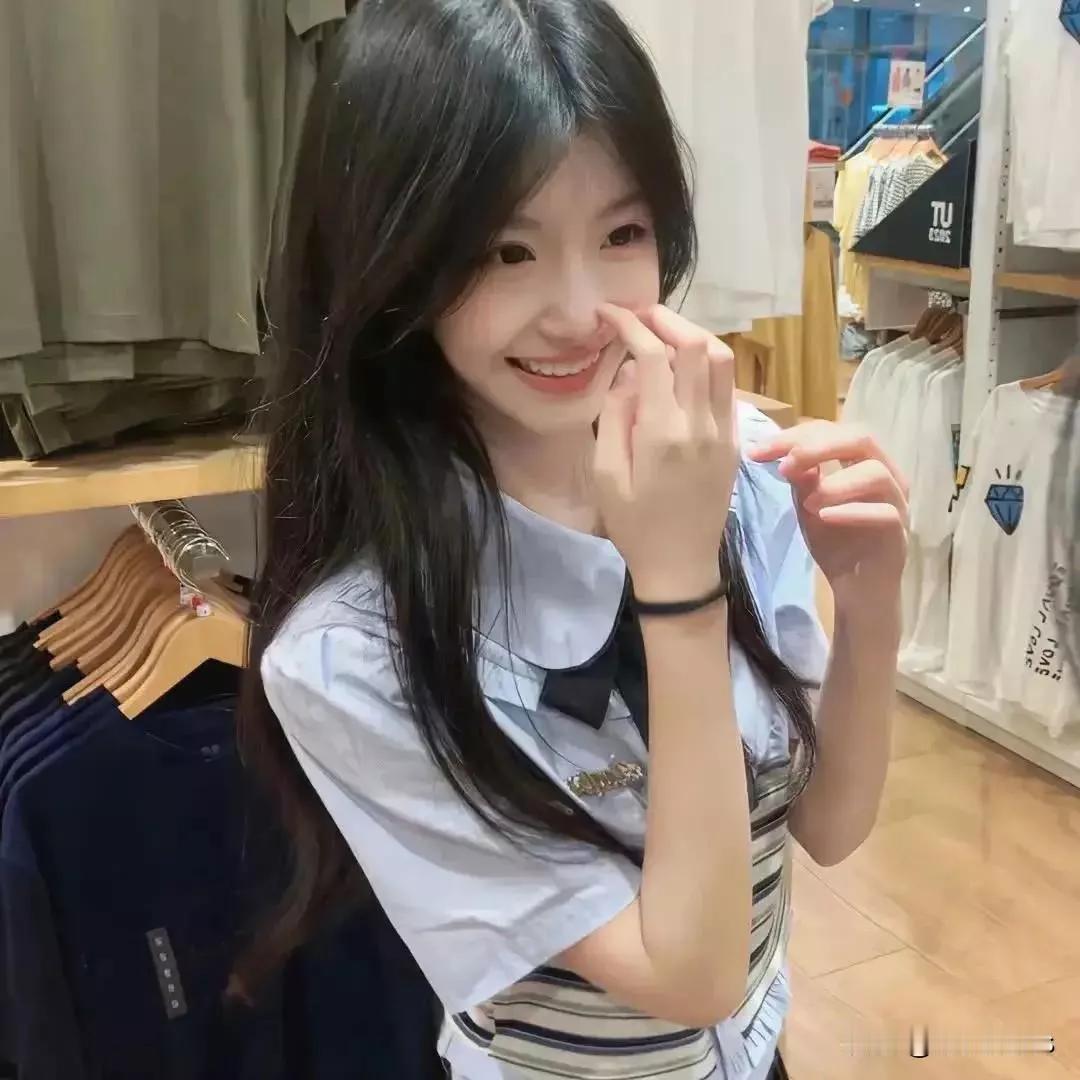 元气少女在试衣间，笑容灿烂，青春洋溢！🌞👗💖美女试衣间试衣间自拍试衣间