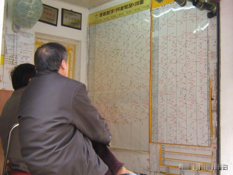 想中1000万彩票，那可真是不少人的梦想。有个叫陈辉的男子，一年内中了1000万