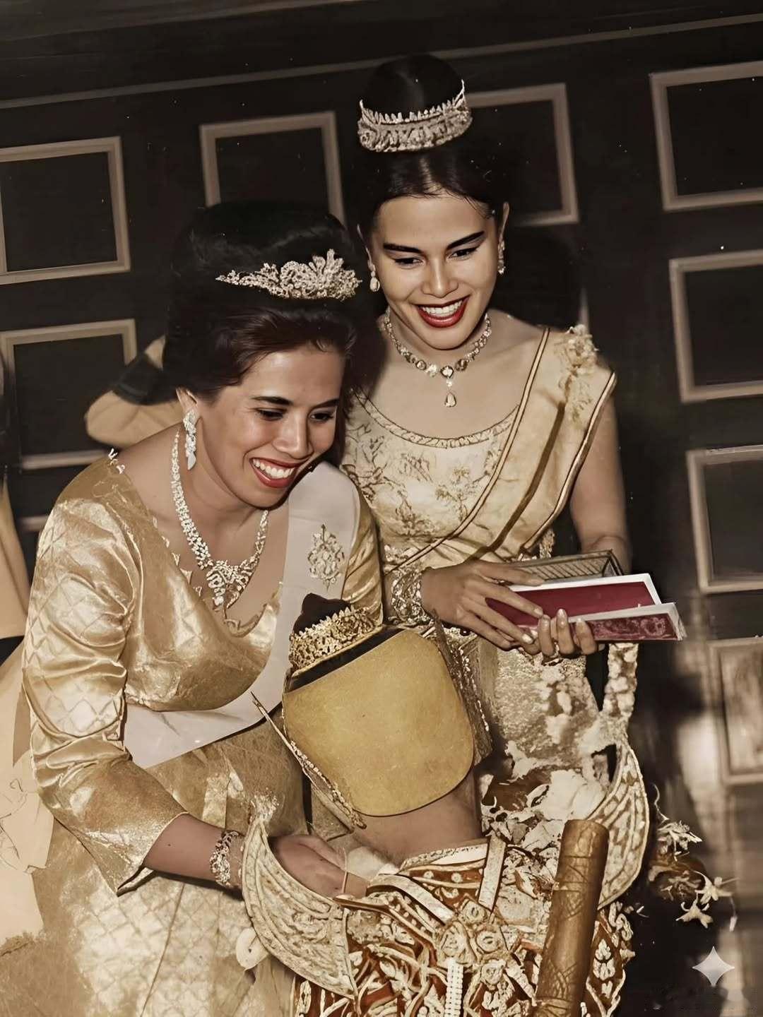 🇹🇭1964年马来西亚国事访问泰国，泰国诗丽吉王后和马来西亚王后布蒂亚赫。感