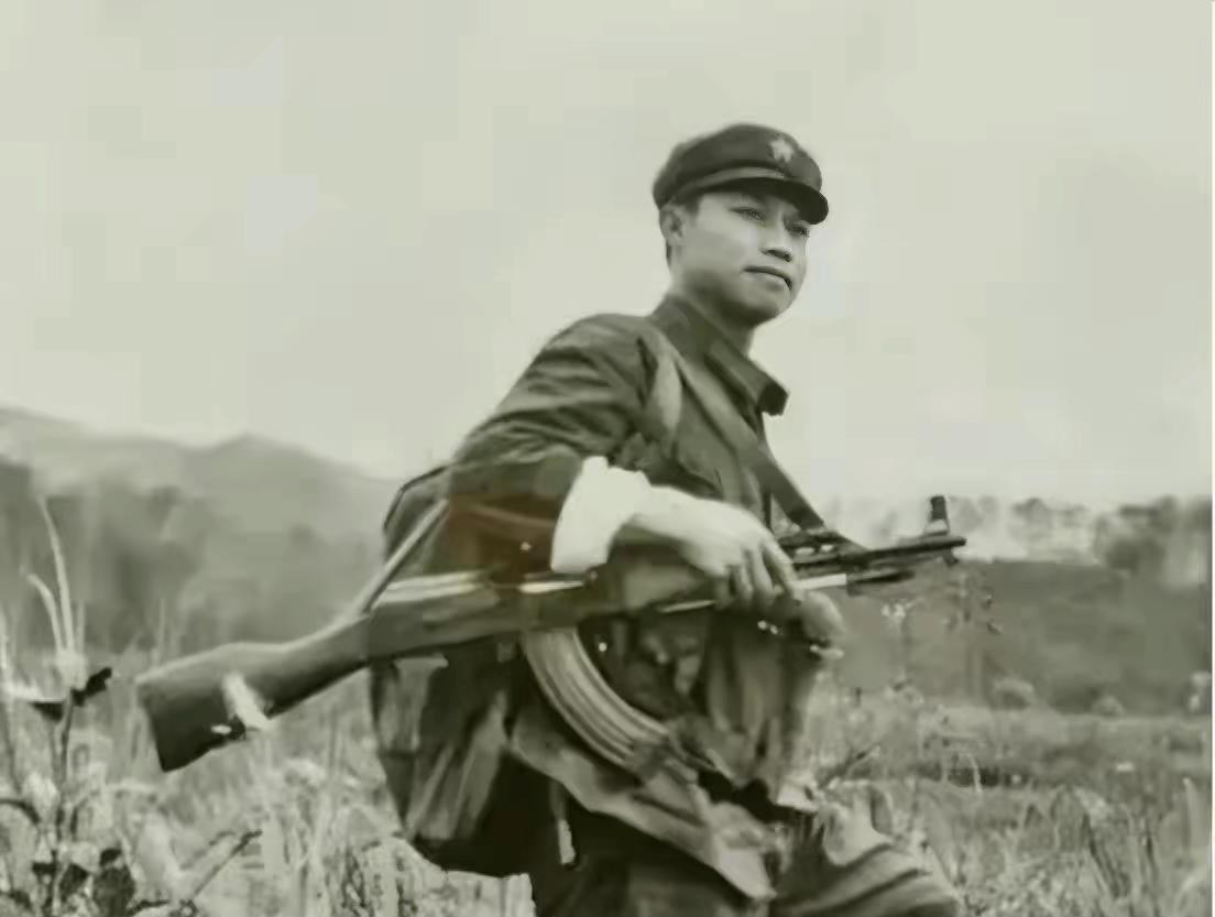 1981年参加过越南自卫反击战的申石头，复员转业回家，发现自己亲手垫出来的宅子，