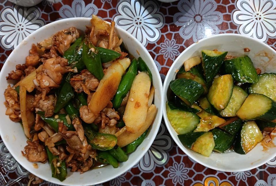 退休金有4000元，可晚餐就两个菜，仔姜炒田鸡和腌黄瓜，是不是有点寒酸呢？不过