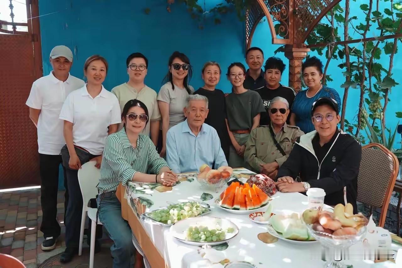 80岁霍震霆状态真的让人佩服！近日霍启刚、郭晶晶带着全家去到伊犁游玩，同行还有