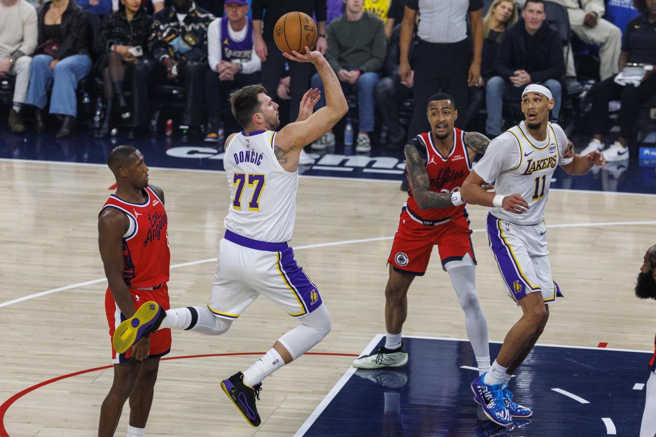 东契奇已经打10年球，身体下滑是个人都能看出来。乔治巅峰非常厉害，兰特的长两分是