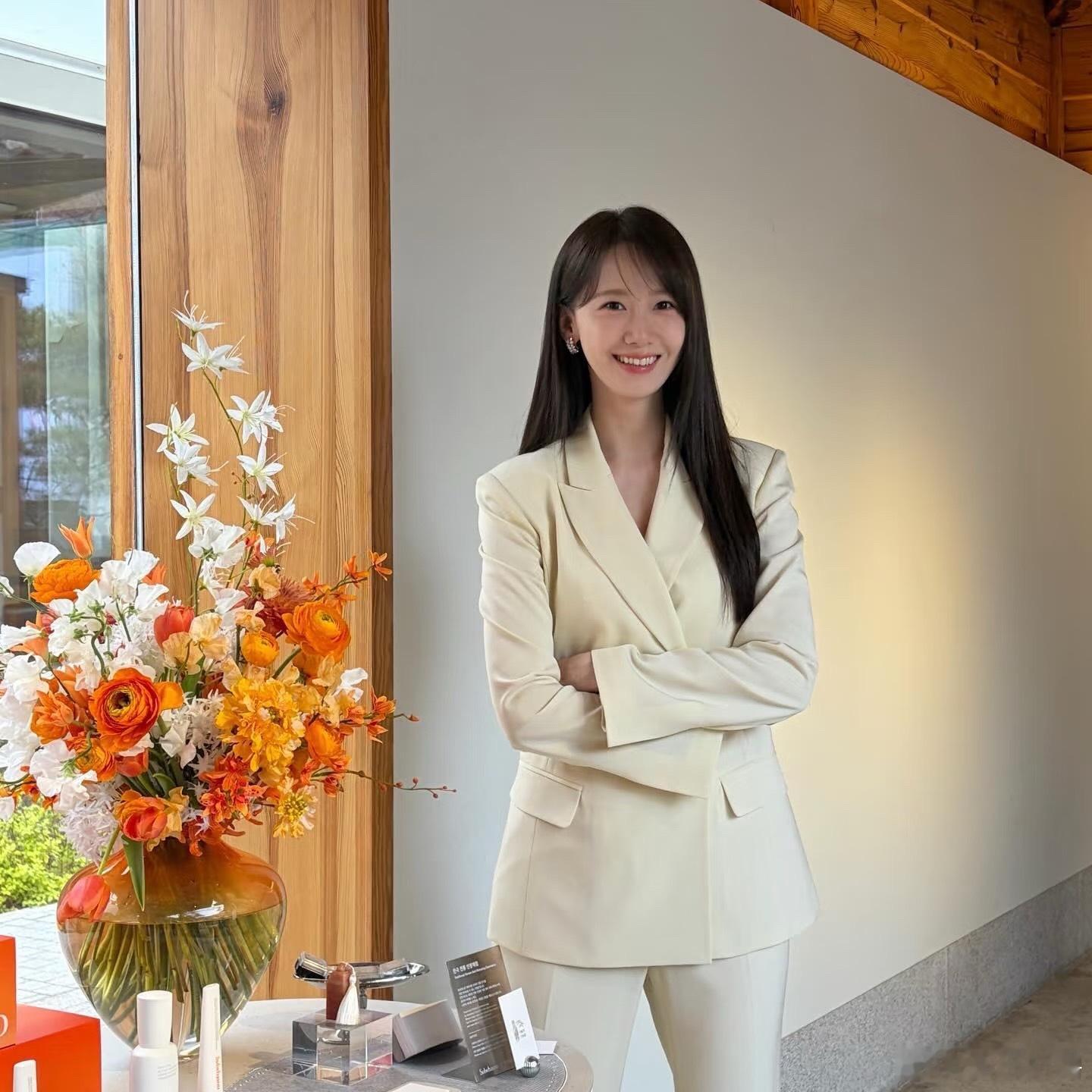 朴志训林允儿获百想人气奖恭喜林允儿拿下百想人气奖，实至名归！从少女时代到实力派演