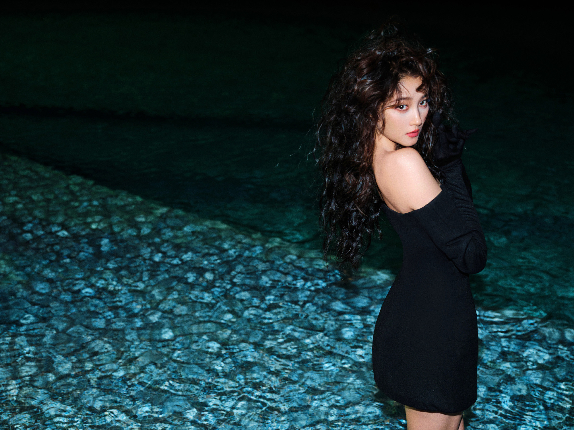 关晓彤ELLE风尚大典，黑裙穿搭，精致的优雅感。关晓彤