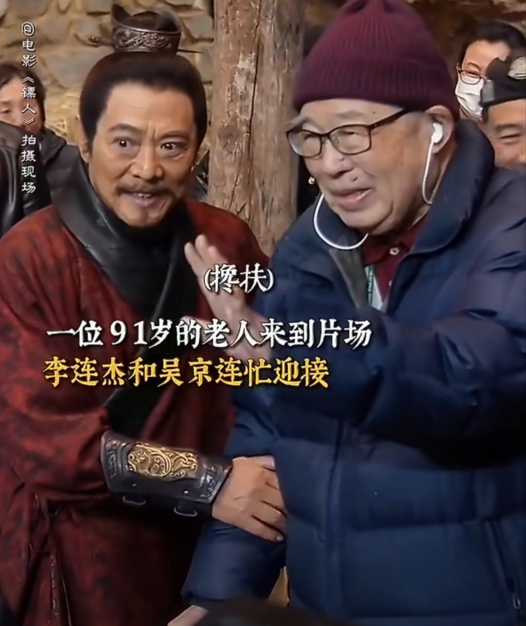 你猜怎么着，台上是战狼，台下是赤子。九十一岁的恩师拄拐一来，吴京扑通一跪，直接