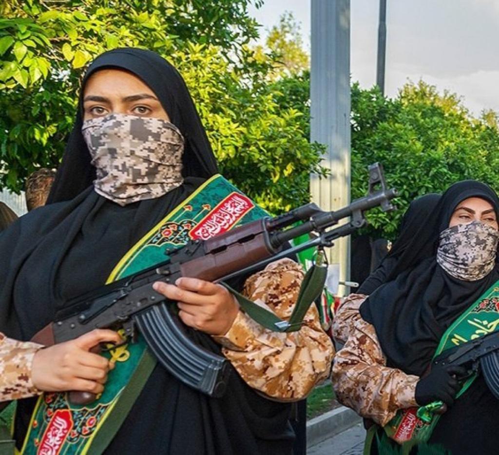 伊朗开始发枪了，还是女中豪杰！敢和这样的国家打地面战争，绝对是疯了。近期，伊