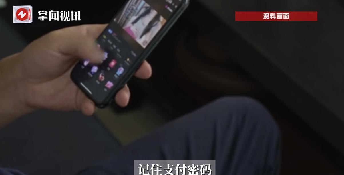 “这就是有钱任性吗！”8月10日，新疆沙雅，一位8岁的小女孩在玩父母的手机时，竟
