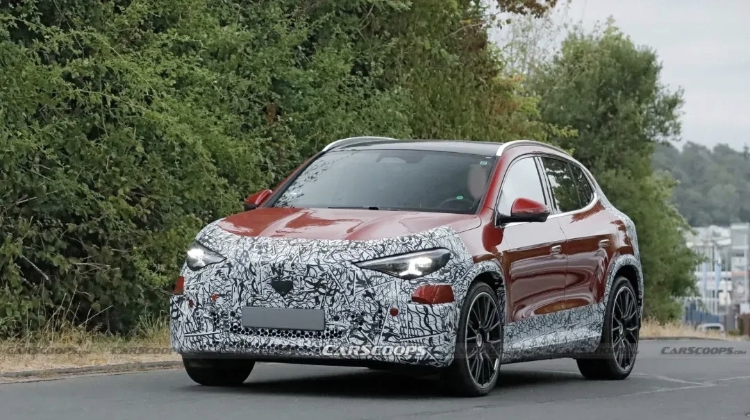 新一代AMGGLA作为品牌入门性能SUV，在保留运动操控特质的同时，兼顾了城市通勤的实用性，是豪华品