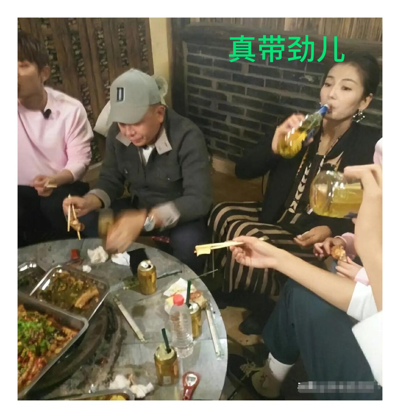 没想到平时端庄秀丽的女神刘涛，私下里吃烧烤喝酒也这么豪气，直接对瓶吹！刘涛清冷感