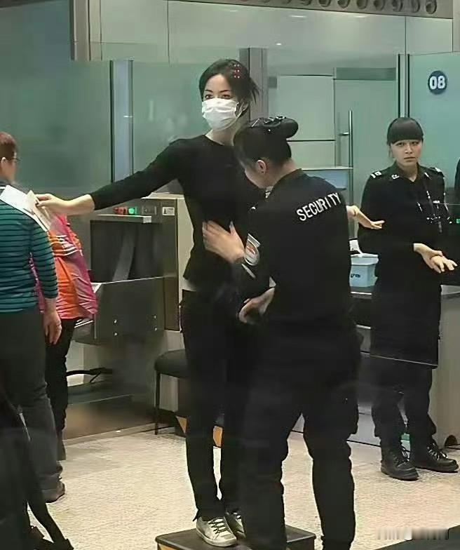 55岁王菲机场生图随性自然，身材体态保持绝佳，整个人状态松弛惊艳，自带强大气场，