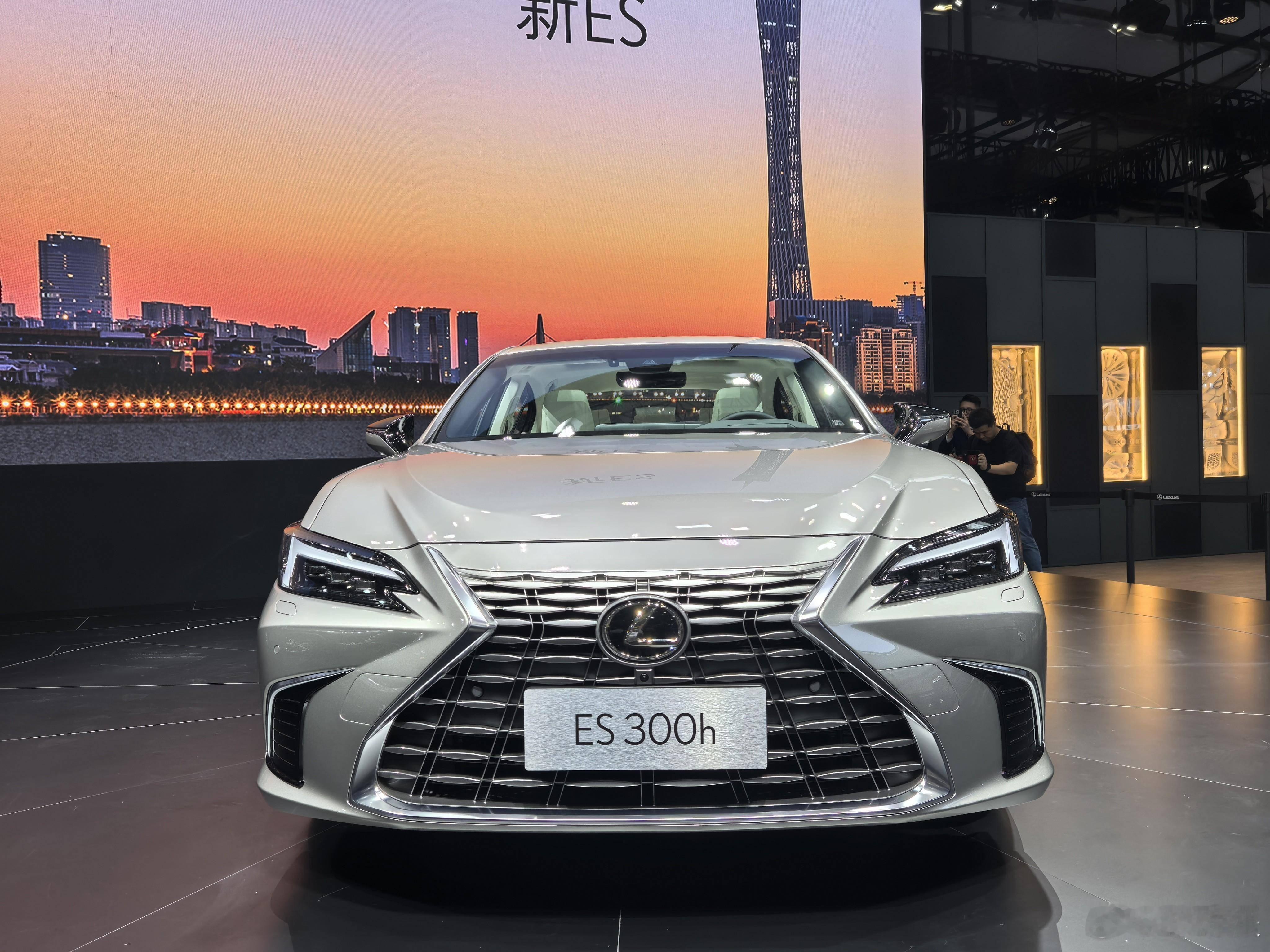 曾需加价5万元的雷克萨斯ES2025年8月终端裸车价跌破22万元，ES300h