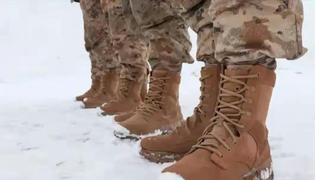 你知道解放军最卷的装备是啥吗？不是枪，也不是夜视仪，而是一双作战靴。千万别小看这