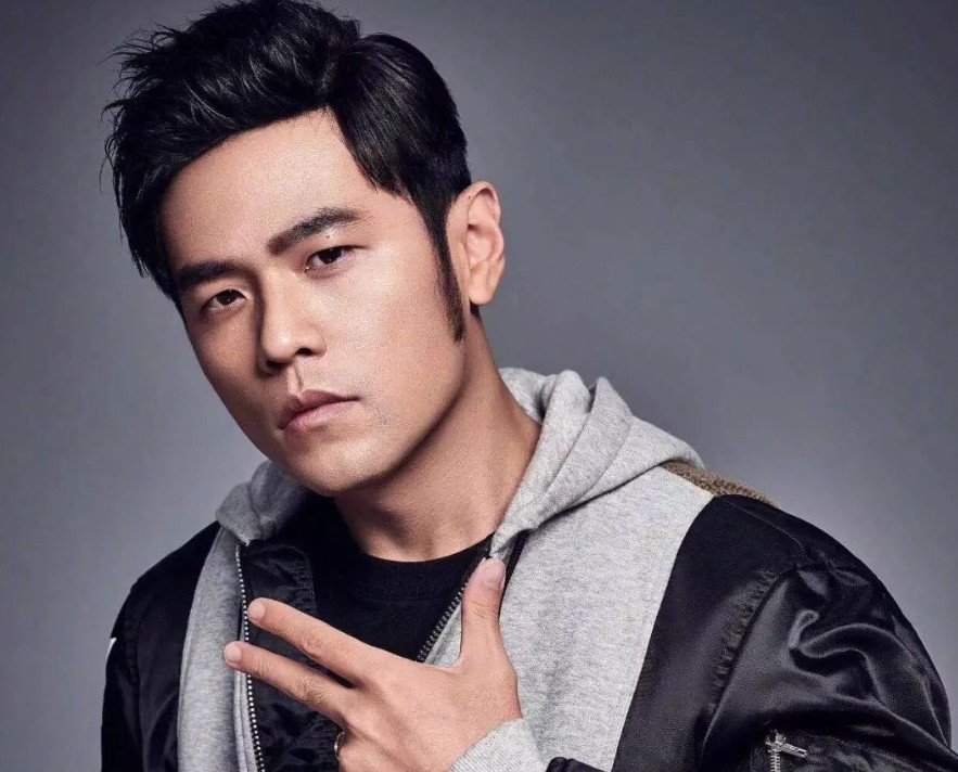 周杰伦强直性脊柱炎，这个病很多明星得了，最近周杰伦日本的照片流出，他眼袋深重、身