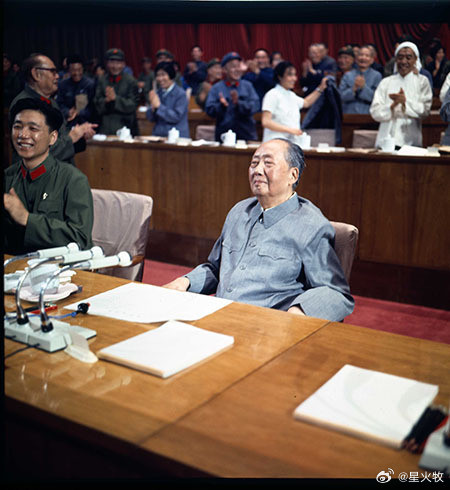 三湘衰鬓逢秋色，万里归心对月明。​​​