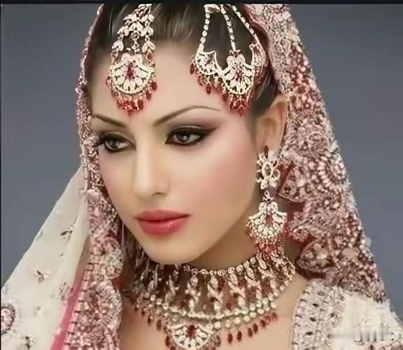 古代皇帝第一次见洋妞是什么感觉？公元635年，传教士阿罗本给李世民献上了两个波斯