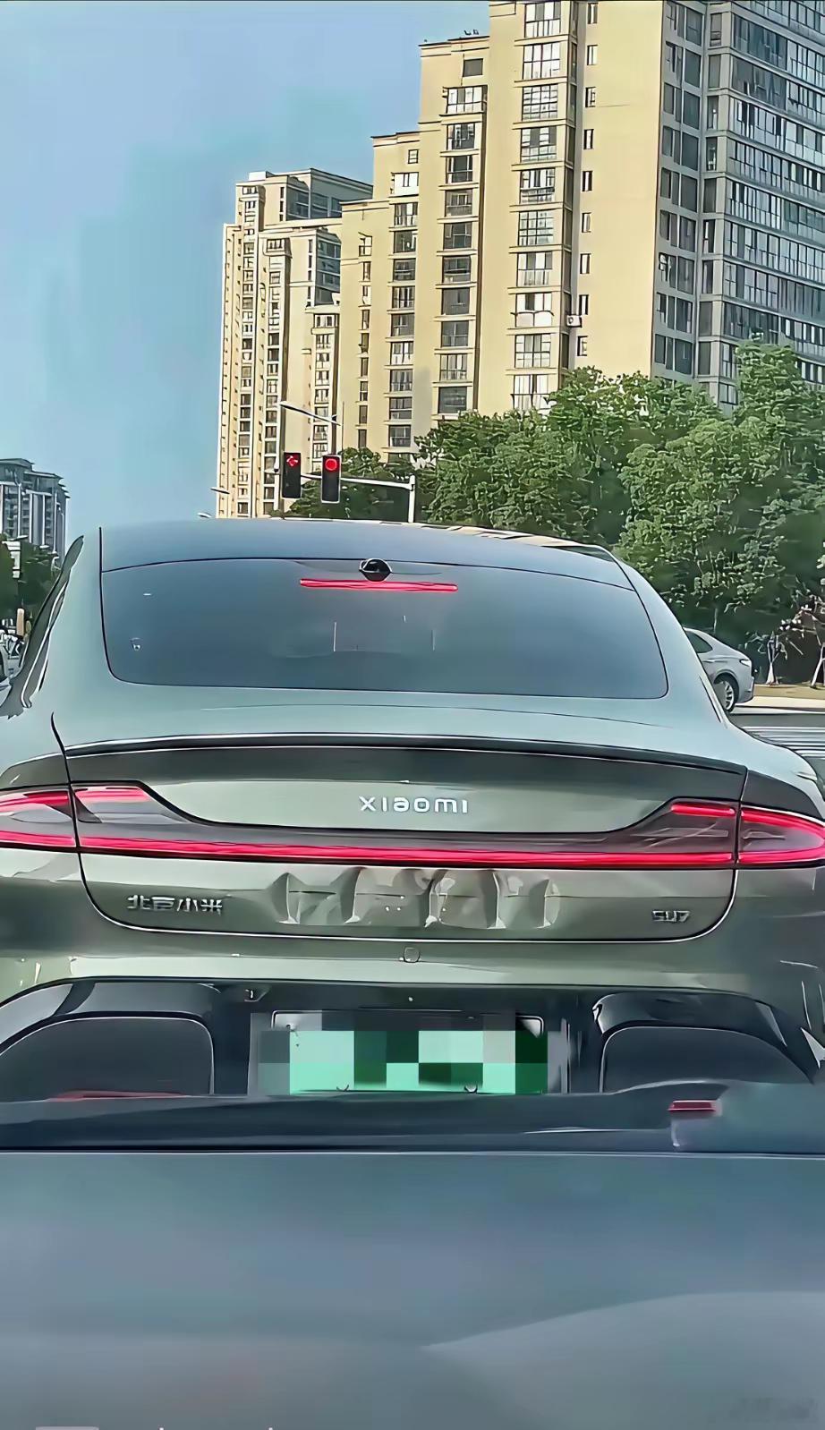 发现一个共性，屁股撞凹，新能源特别是网约车比较多，有什么科学的解释吗