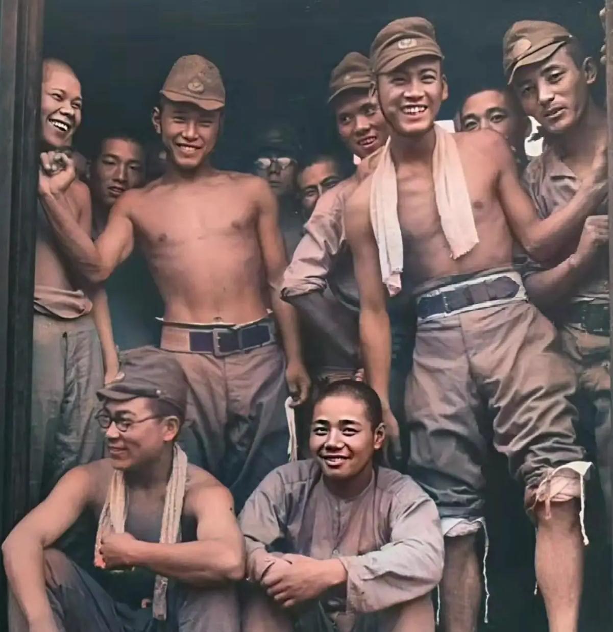 这两张照片，能让背过气去。一群血债累累的日军战俘，在南京乘火车遣返回国时，朝拍照