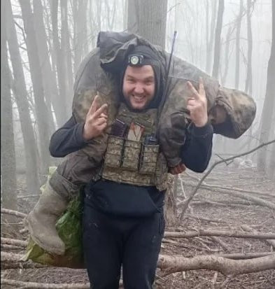 乌克兰士兵背着一名来自白俄罗斯的受伤战俘——此人曾作为雇佣兵加入俄军——。他穿越