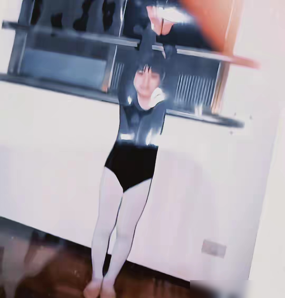 汪小菲拼死护妻坚称没整容，转头就被新媳妇马筱梅在直播间打脸了。网友扒出马筱梅20岁旧照，直指她五官大