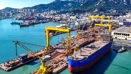 2022年7月，江苏商人陈建华毫无征兆地拿出21亿，盘下了大连海边一座停摆9年的