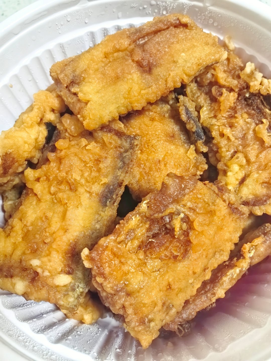 晚饭时间到，继续延续我中午的馅饼吃，腊八蒜也绿了，婆婆真好又给炸带鱼了，儿子的最