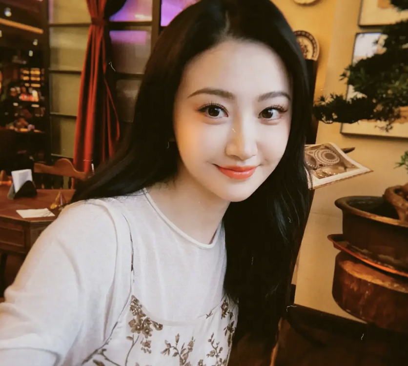 景甜小碎花裙造型温婉浅笑美如画