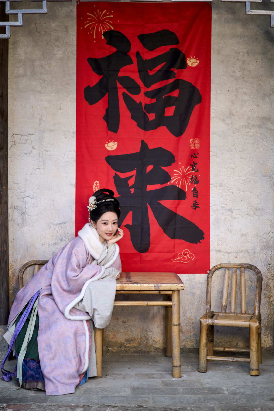 杨紫带着祯娘给大家拜年咯，愿大家展宏图，行好运，阖家欢，乐无忧，马到皆成功，岁岁