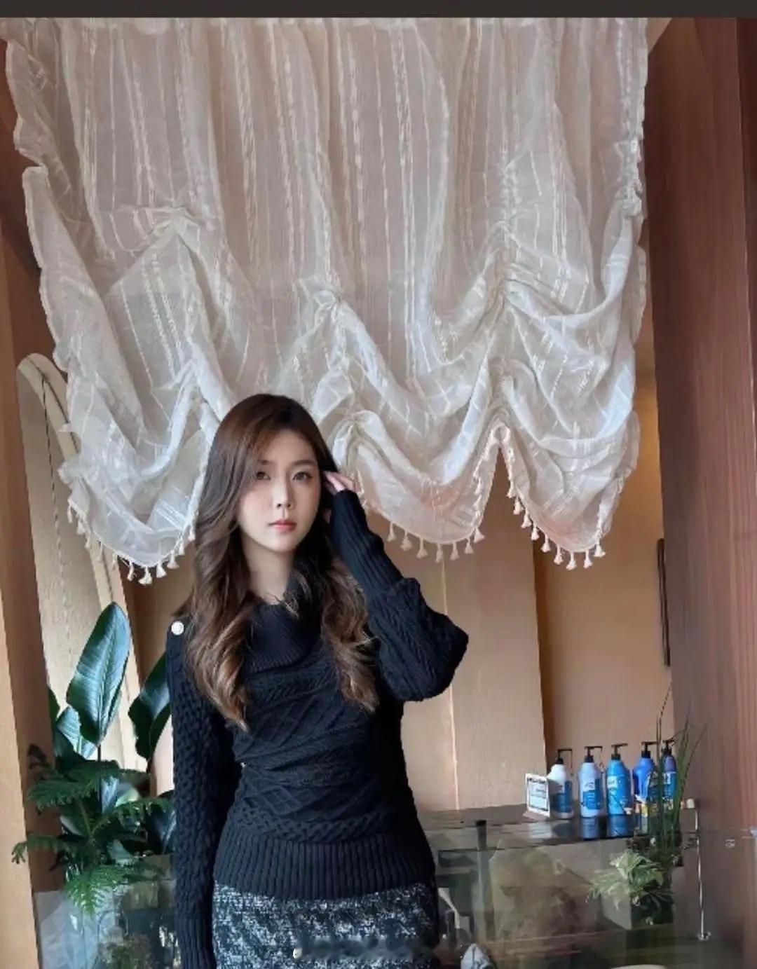 表妹看着就脸有点胖，其实还挺好看的，也能说是一个大美女吧。