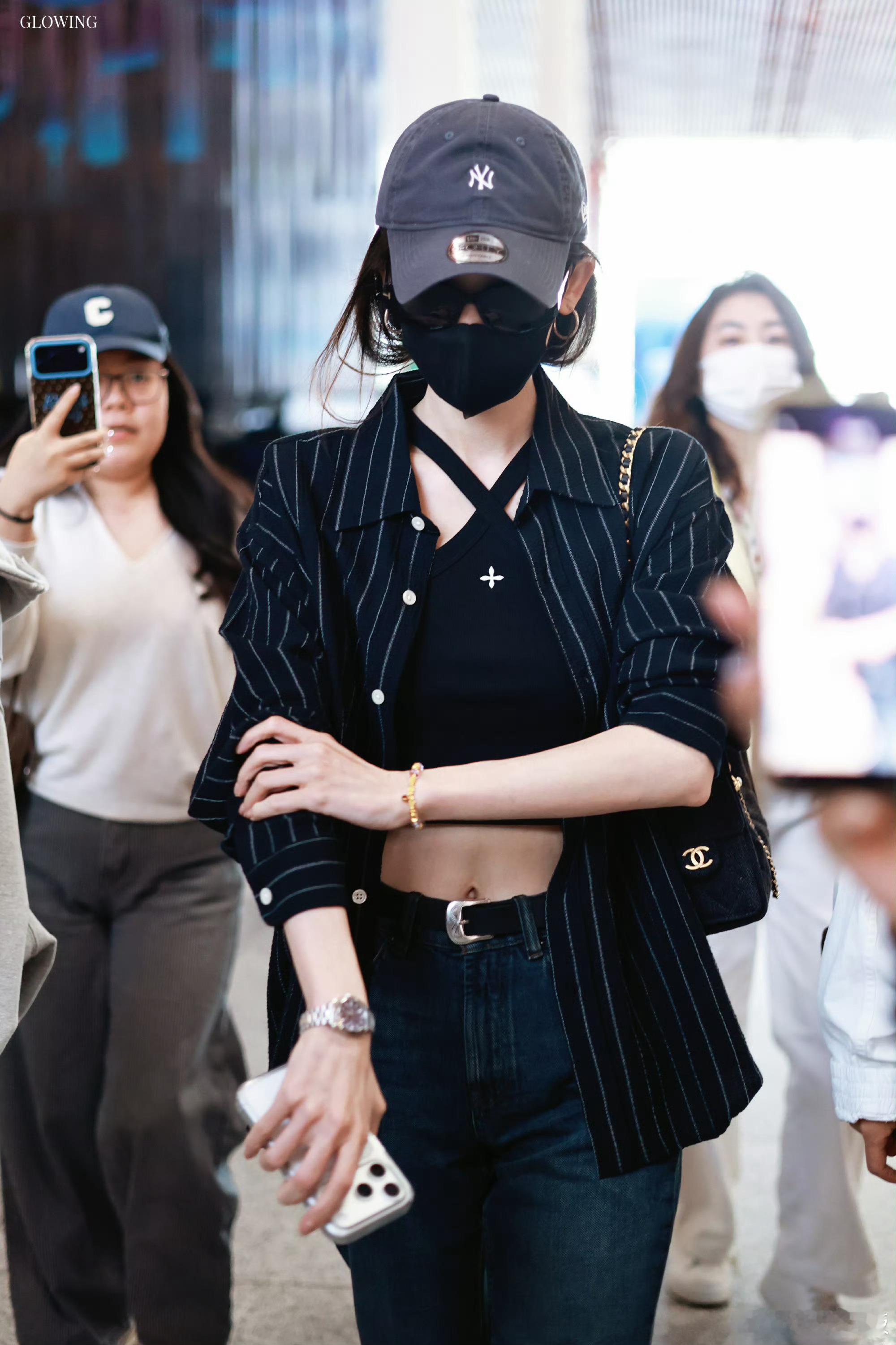 娜扎马甲线娜扎allblack机场造型鲨疯了！短款上衣直接露腰，马甲线线条超