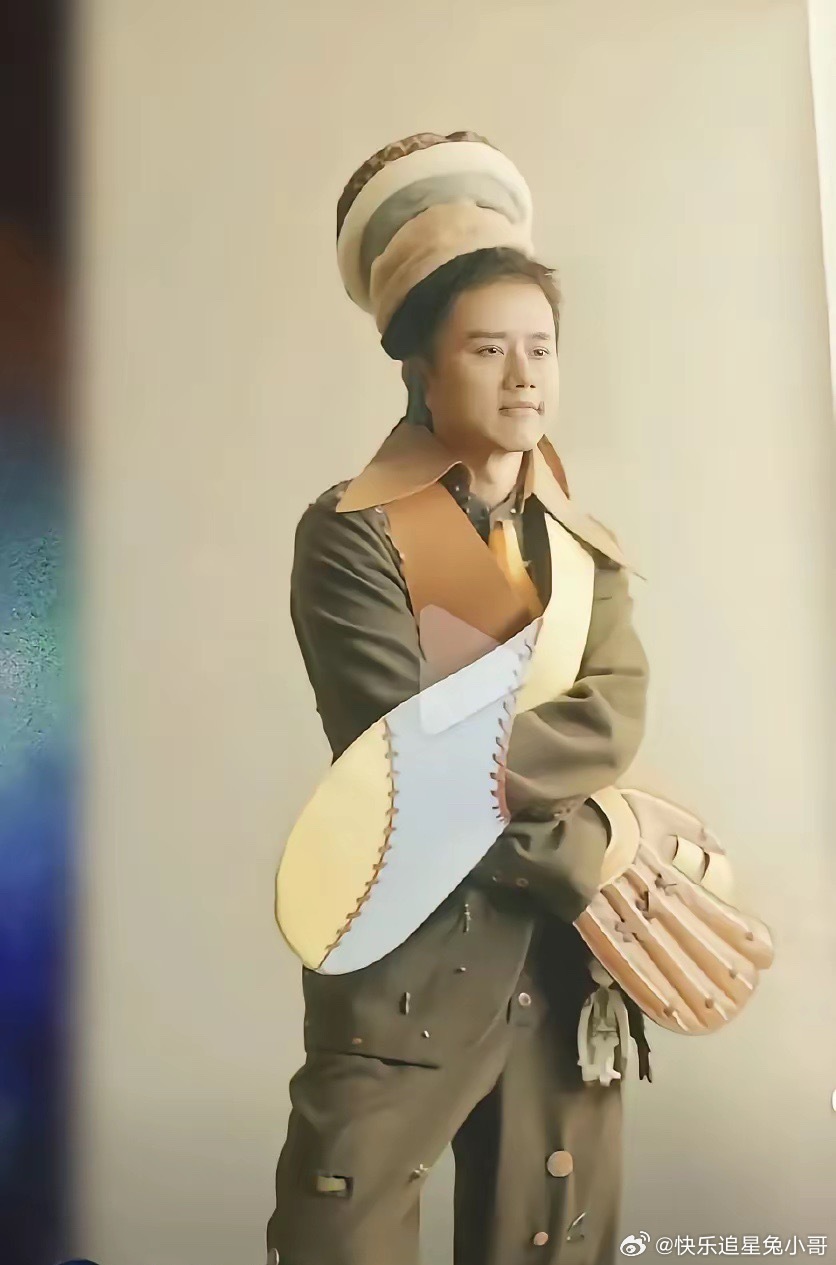 张杰土是真的土，但唱功没得说，张杰有次商演音响出了点问题，伴奏没声音，张杰最后阶