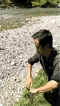 我妈当年要是真舍得用那把笤帚抽我一下，我现在可能早就横渡长江了。真的。小时候