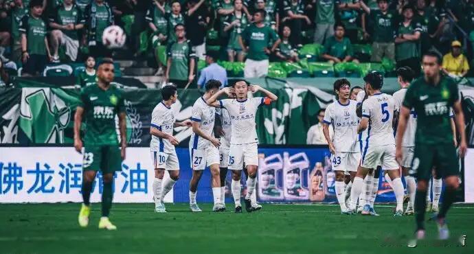 先对花粉说句“不好意思”，对周末这场真正的“国家德比”，我看好国安：一是看地